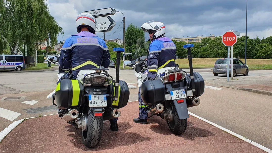 Policiers à moto