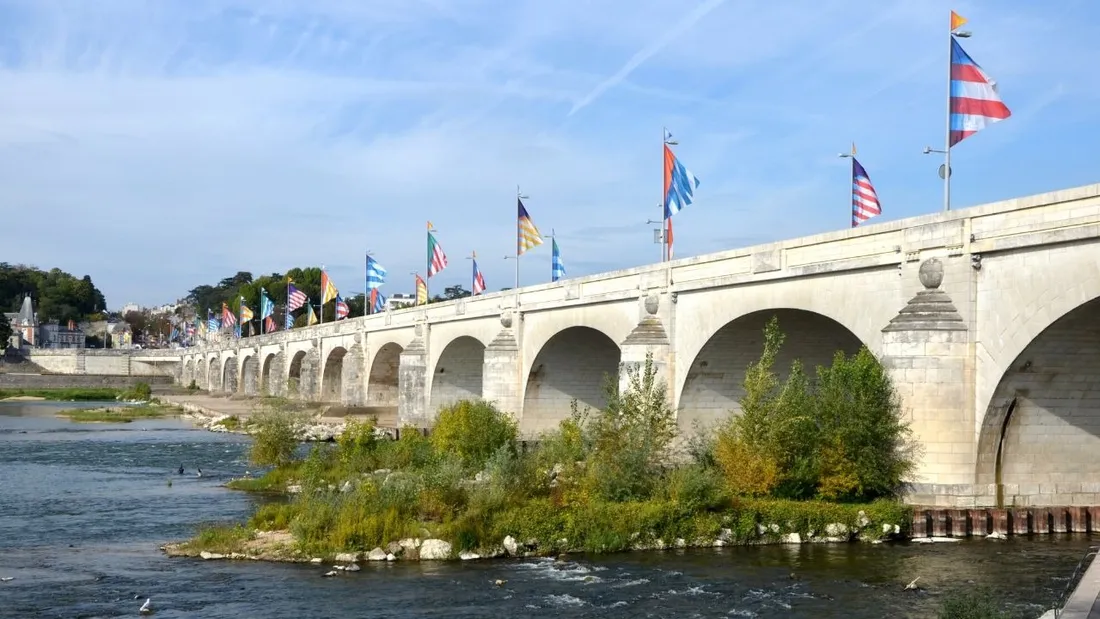 Les jeunes femmes se baignaient près du pont Wilson