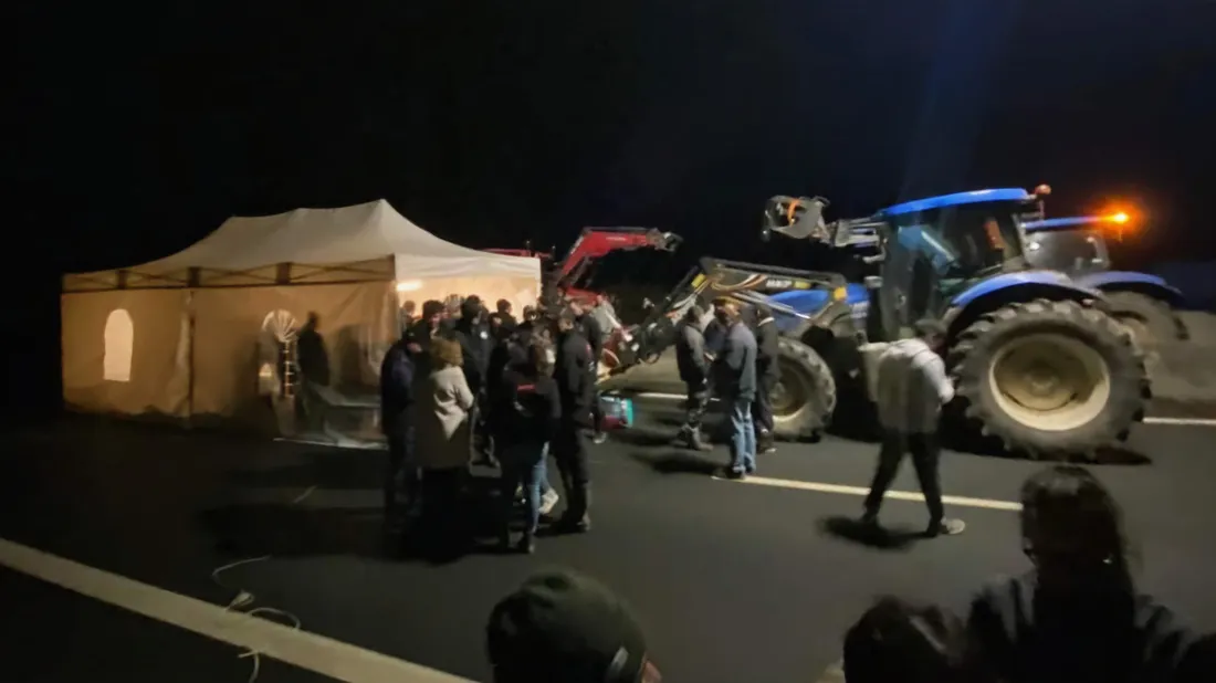 Barrage des agriculteurs à Guéret sur la RN145