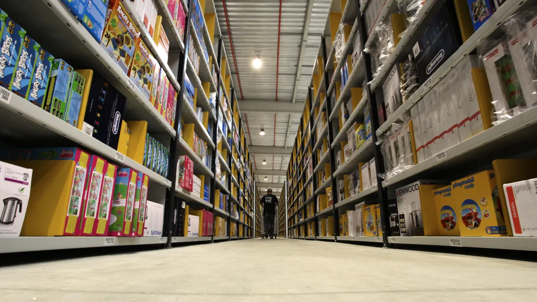 Les rayons de la plateforme logistique Amazon à Châlon-sur-Saône