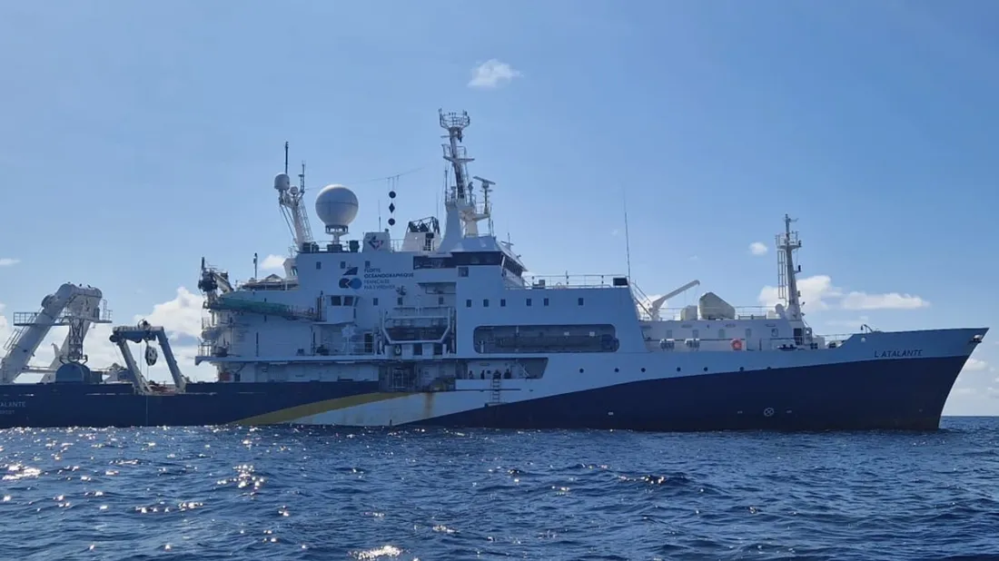 Pendant un mois, 20 scientifiques sont partis du port de Brest à bord de ce bateau.