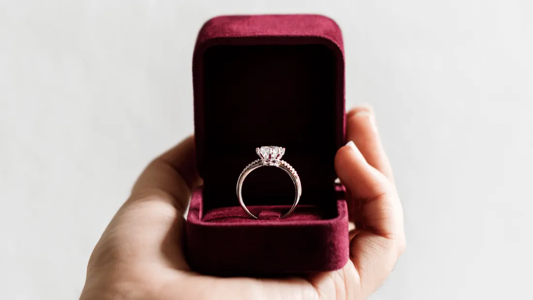 Leur fils fait tomber la bague de fiançailles dans les toilettes. elle est retrouvée un an après