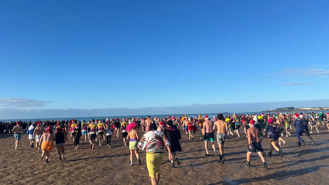 Plongeon collectif sur la Grande Plage de Saint-Gilles-Croix-de-Vie, ce samedi 3 janvier.