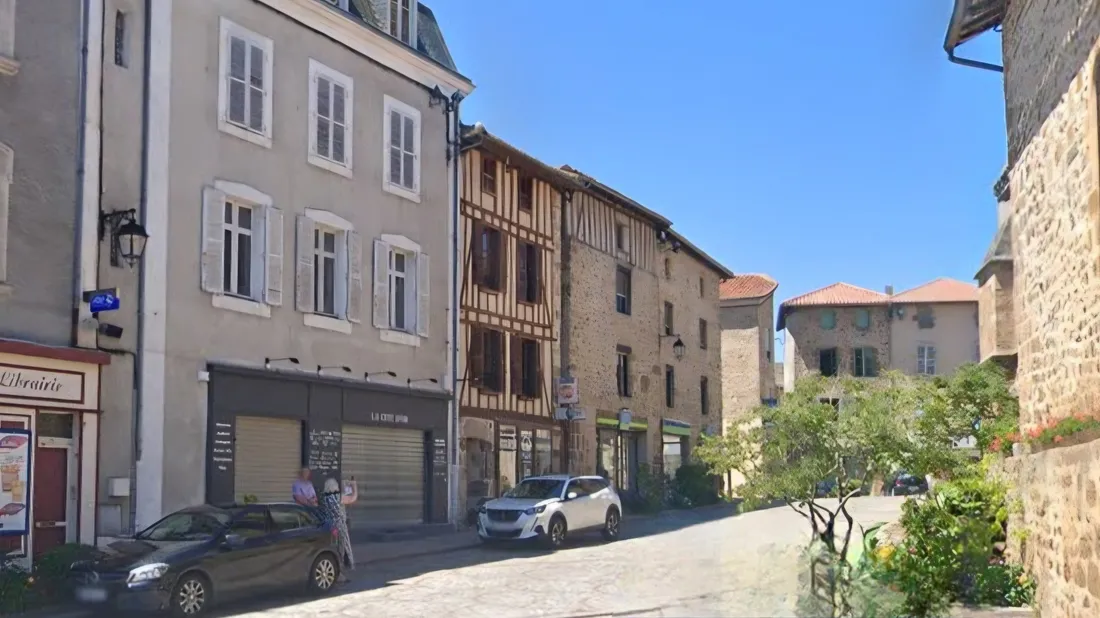 Bâtiment à colombage où a été découvert un corps place de l'église à Rochechouart