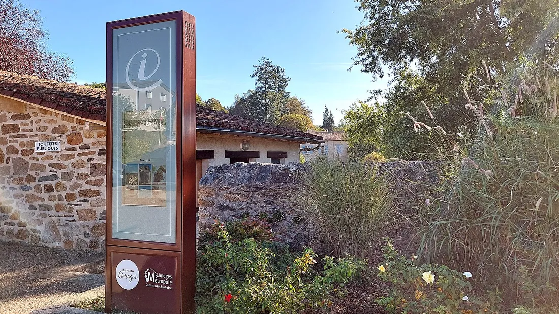Borne numérique interactive installée dans le bourg de Solignac