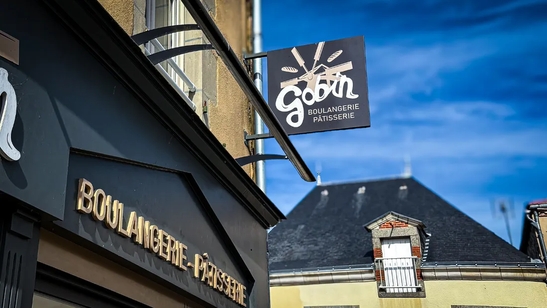 Devant la Boulangerie Gobin à Pouzauges en Vendée, le fournil reste allumé ce 1er-Mai