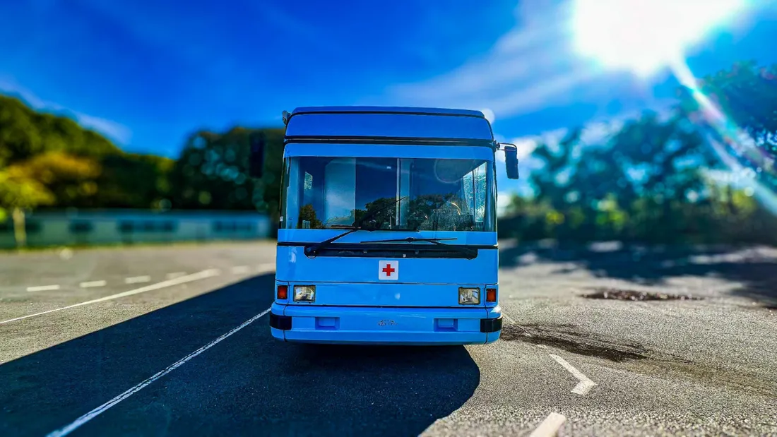 Le bus transformé en bloc opératoire par l’association angevine avant son départ pour l’Ukraine.