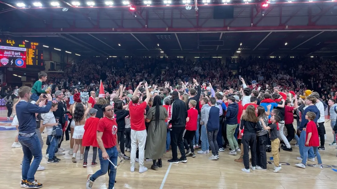 Le public sur le parquet de la Meilleraie à l'issue du match