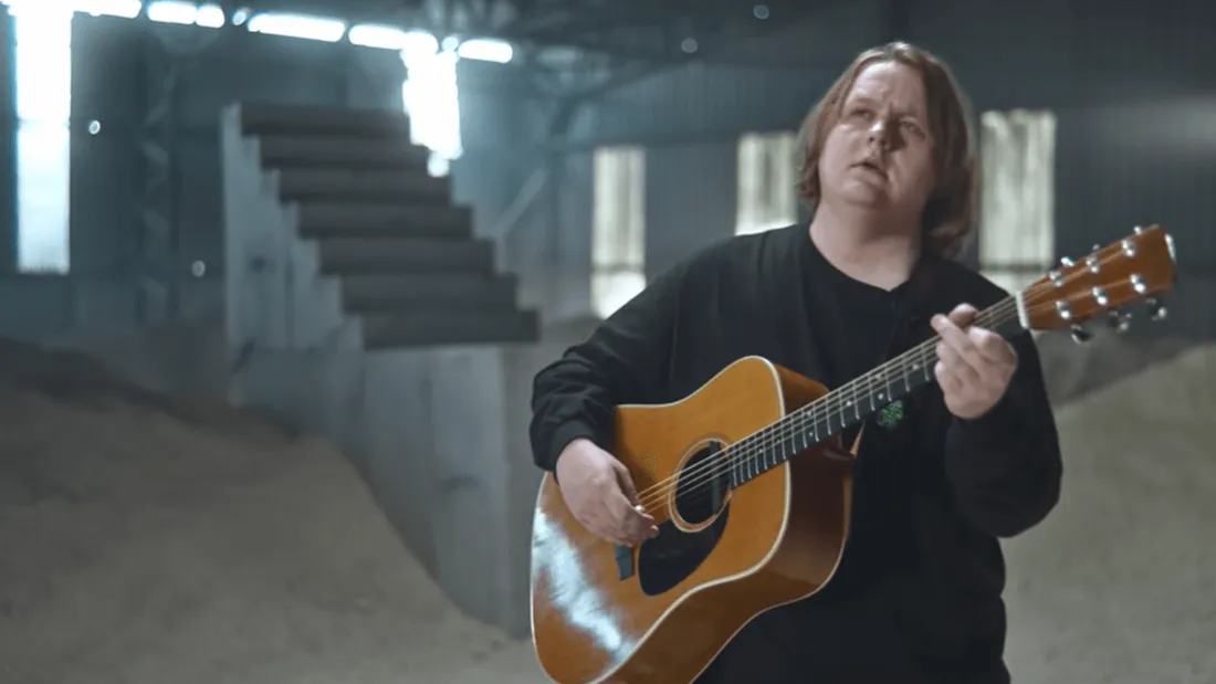 Lewis Capaldi suspend sa tournée pour des raisons médicales