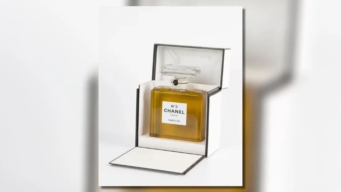 Ce coffret Chanel N°5 (900ml) sera soumis aux enchères ce dimanche, prix estimé à 1 200€ !