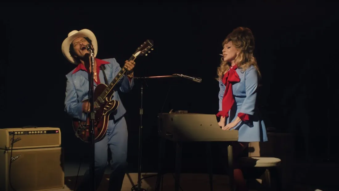 Lady Gaga et Bruno Mars lors de leur duo sur le hit mondial “Die with a Smile" en 2024.