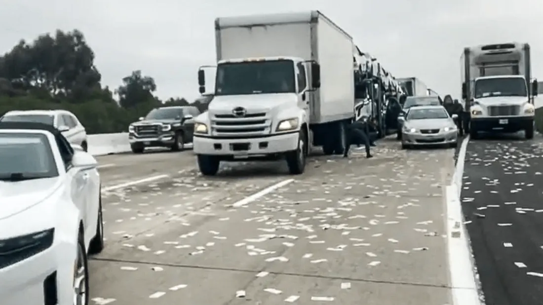 Il jette 200 000 dollars par sa fenêtre sur l'autoroute