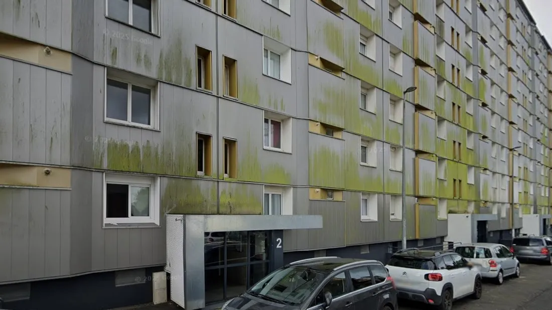 La victime habite dans cet immeuble, situé au 2 rue Jean Richepin à Brest. 