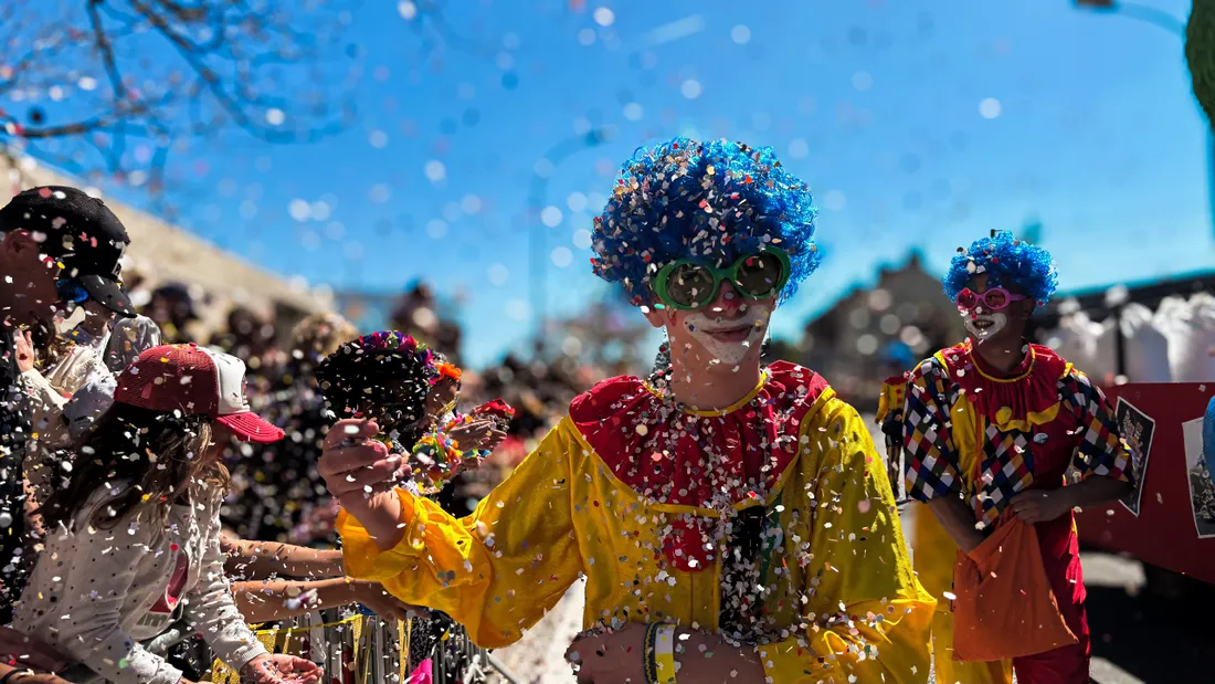 Un clown défile dans le cortège du carnaval ce dimanche 19 avril 2026