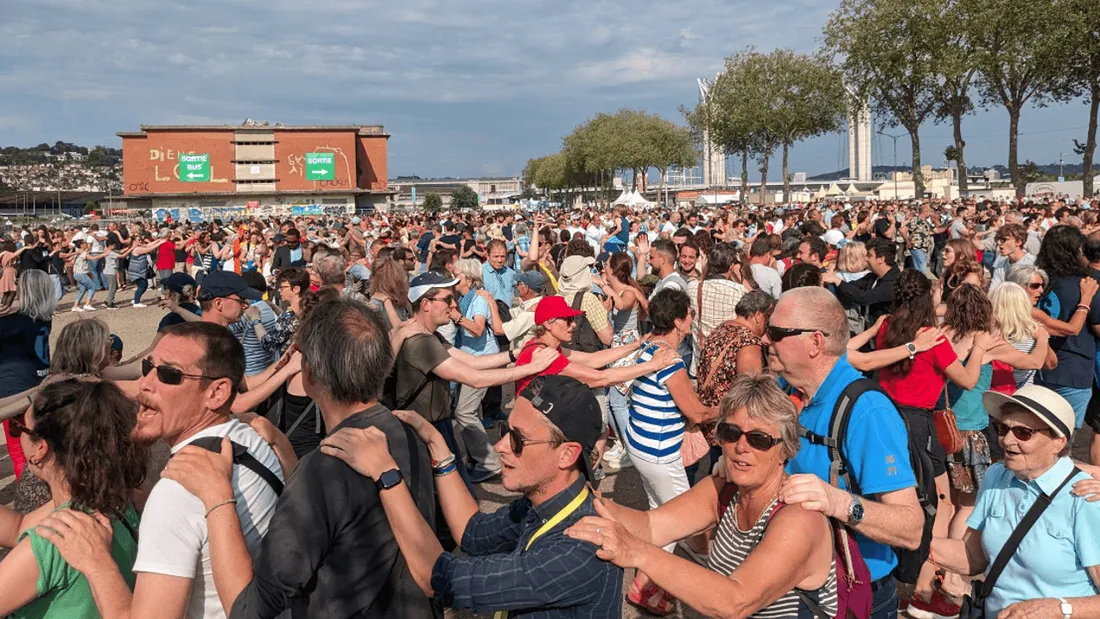 Les Bretons vont-ils récupérer le record du monde de la plus grande chenille humaine ? 