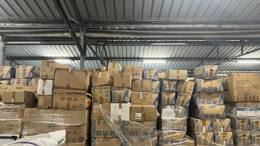 Cartons dans l'entrepôt de Vendée Ukraine à Challans 