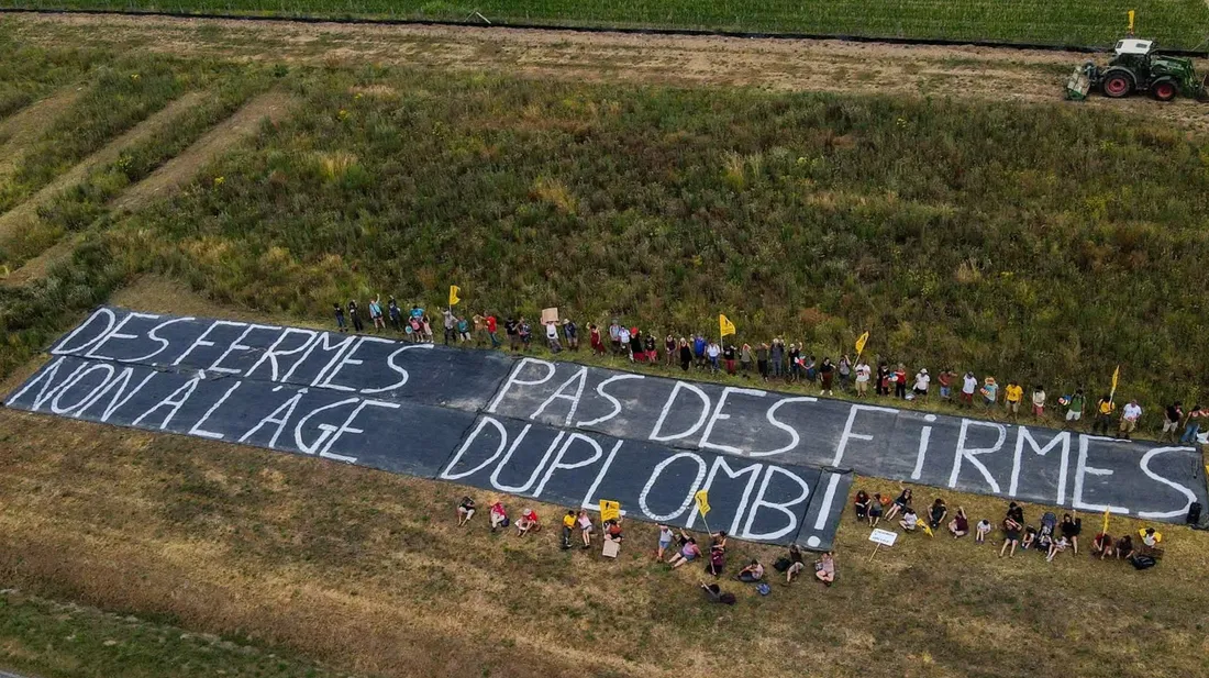 Vue aérienne du message de la Confédération Paysanne