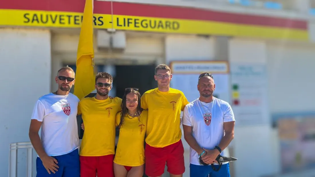 Maîtres-nageurs sauveteurs et CRS en surveillance sur la plage de Saint-Jean-de-Monts.