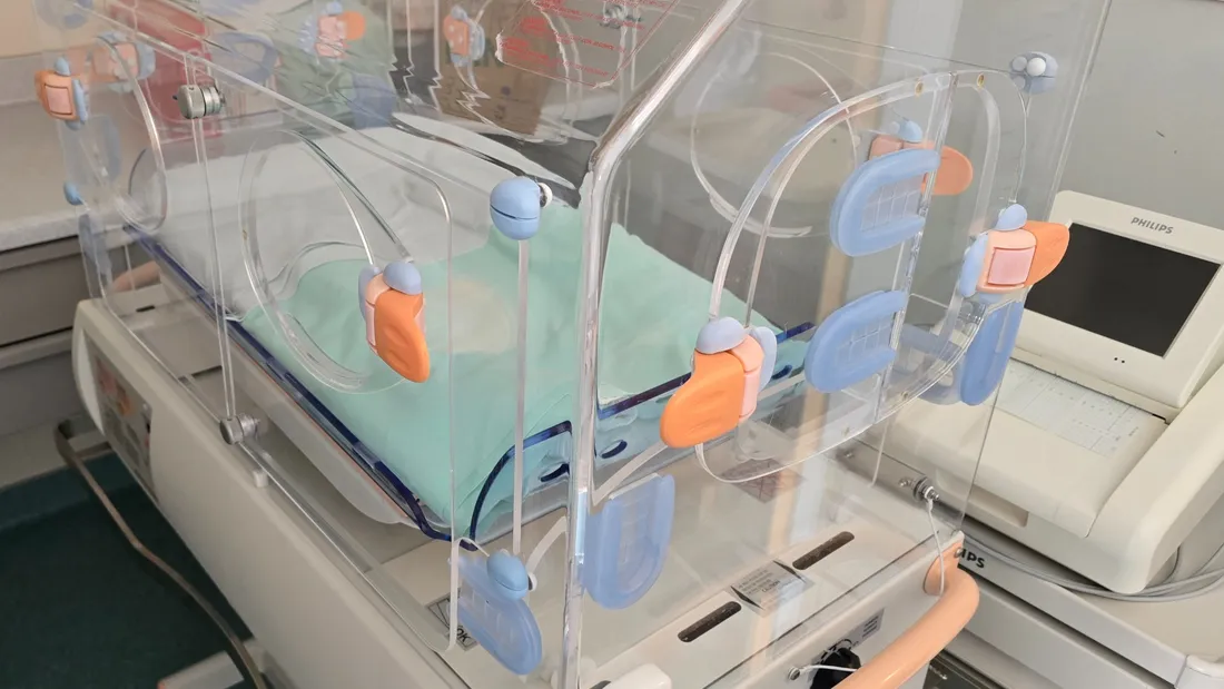 Couveuse au service néonatal de la maternité de Guéret