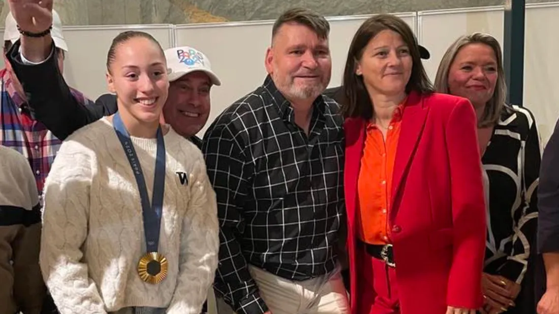 Kaylia Nemour avec le maire de Chinon et ses entraineurs, Marc et Gina Chirilcenco