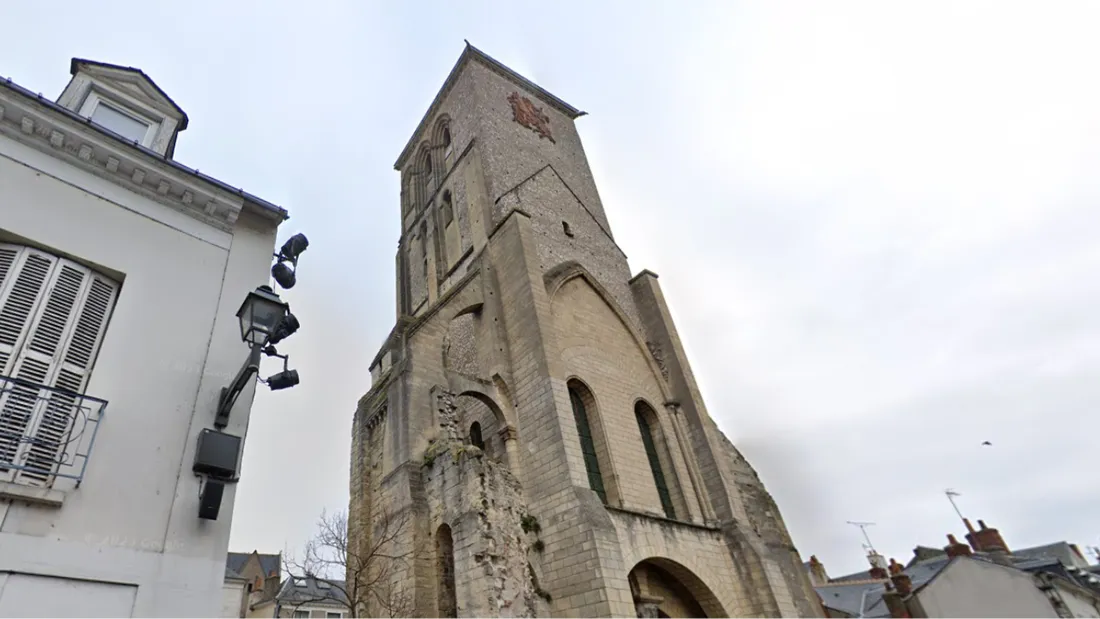 La Tour Charlemagne à Tours, d'où a sauté la femme.