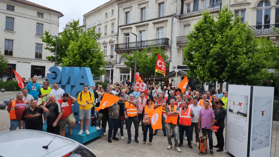 Une centaine d'agents manifestent devant la mairie d'Angoulême