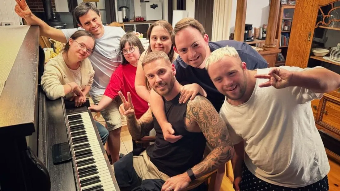 Matt Pokora a voyagé avec six jeunes adultes porteurs de trisomie 21.