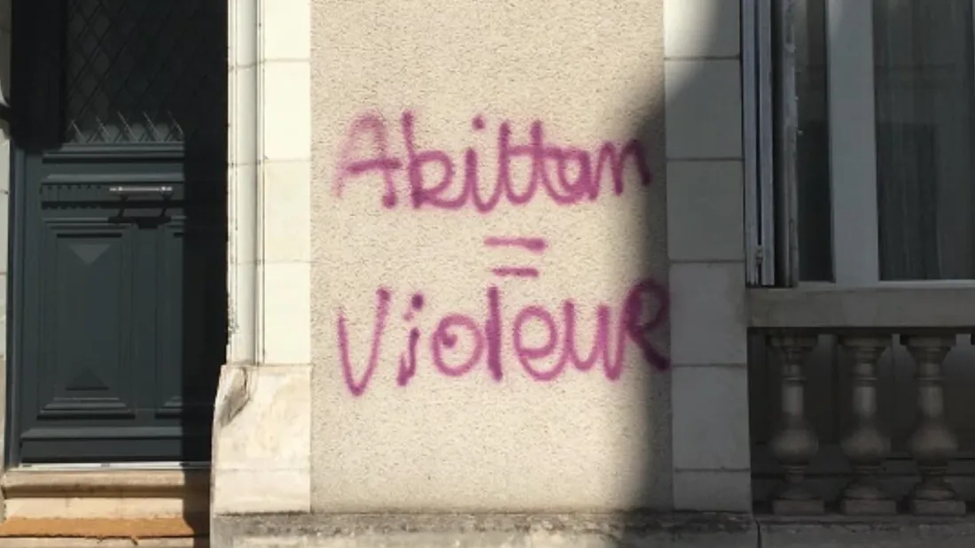 Les façades des maisons proches de la Comédie de Tours ont aussi été taguées