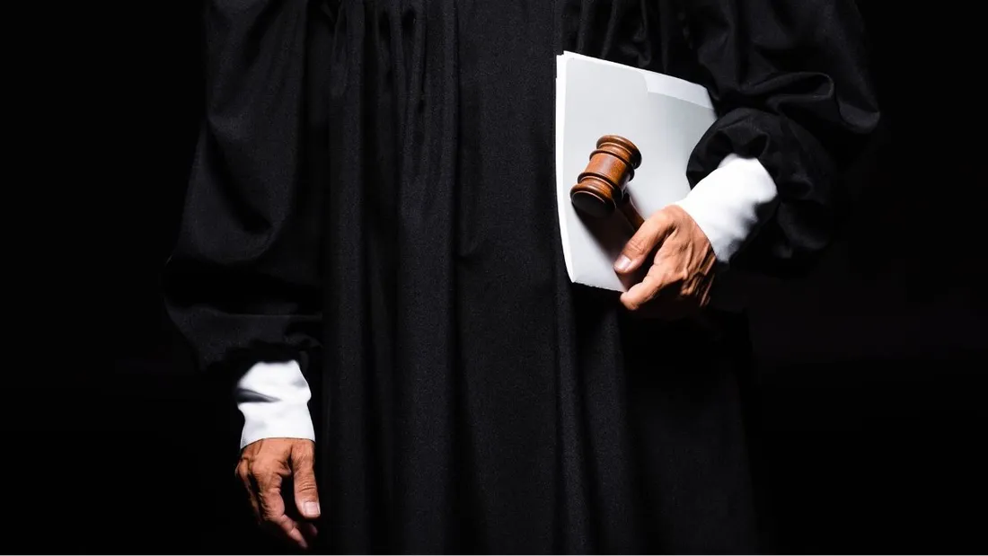 Un ancien inspecteur à l'enfance était jugé pour deux agressions sexuelles.