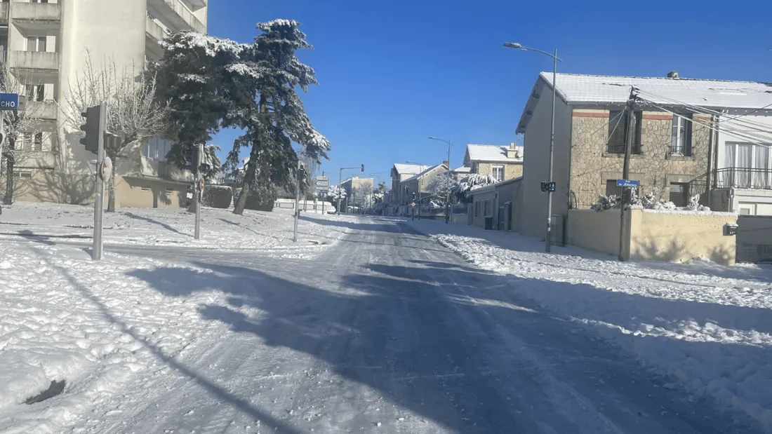 rue verglacée à La Rochelle, le 6 janvier 2026.