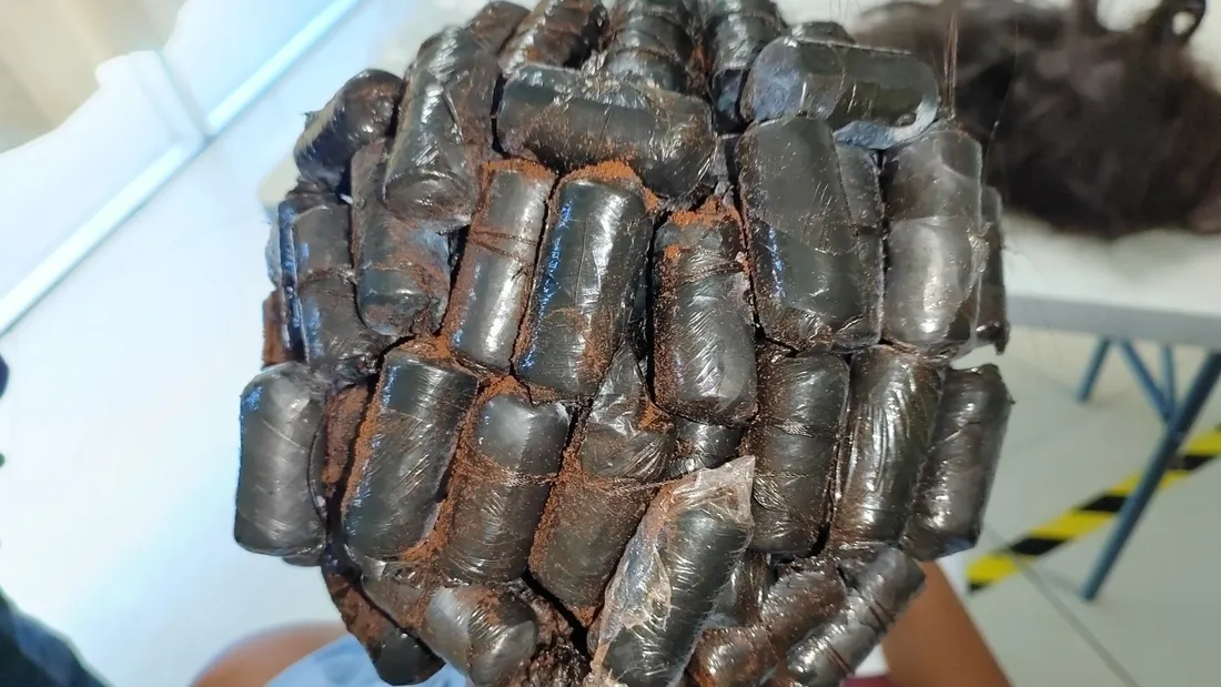 Panama : deux Colombiennes arrêtées avec de la drogue sous leur perruque.