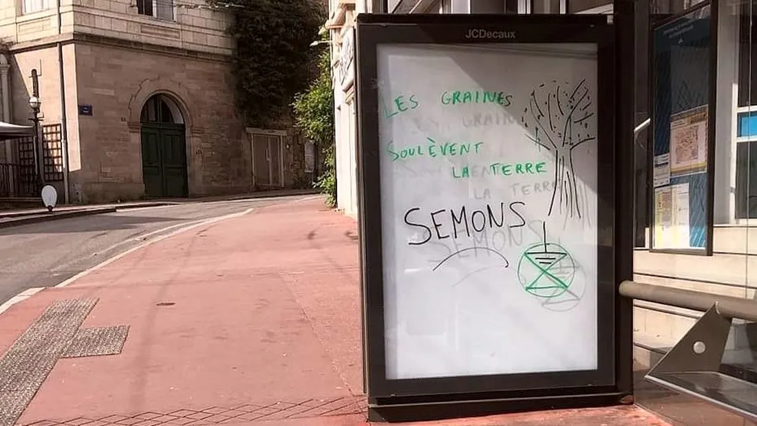Message de soutien d'Extinction Rébellion aux Soulèvements de la Terre sur un abri bus à Limoges
