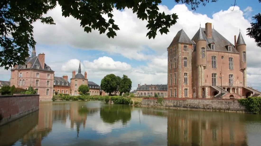 Château de Bellegarde et ses douves 