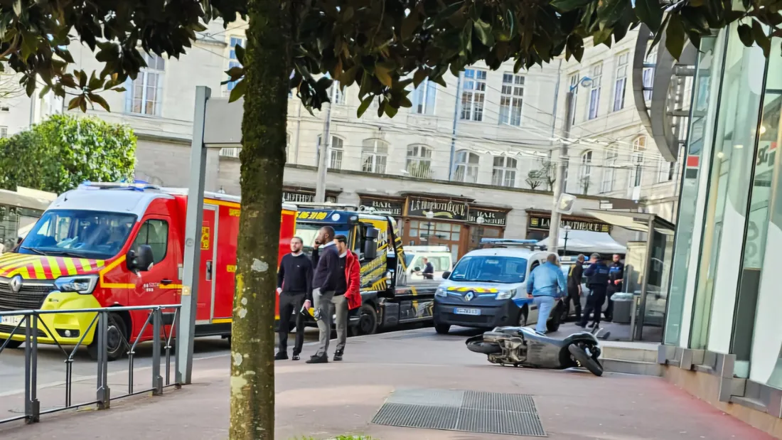 Les policiers devant la Société Générale rue Turgot à Limoges