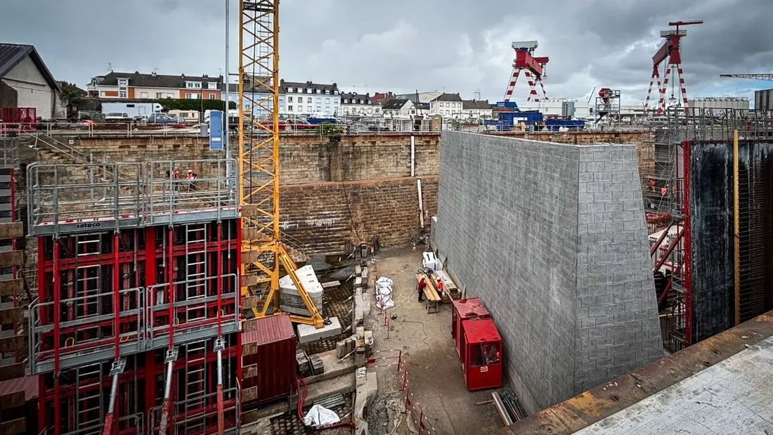 Au port de Saint-Nazaire, les futurs ouvrages de protection de Fort Boyard prennent forme. 