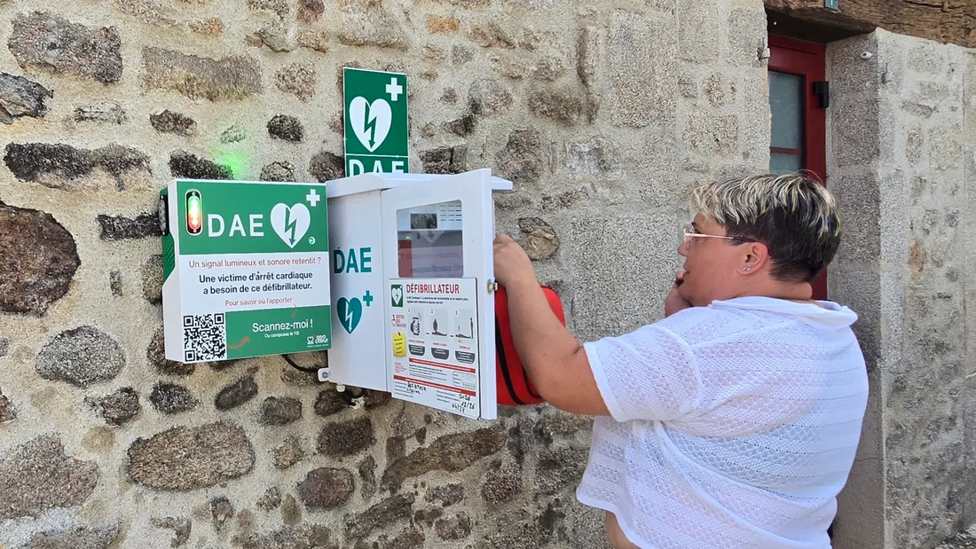 Le boîtier Géocoeur près d'un défibrillateur