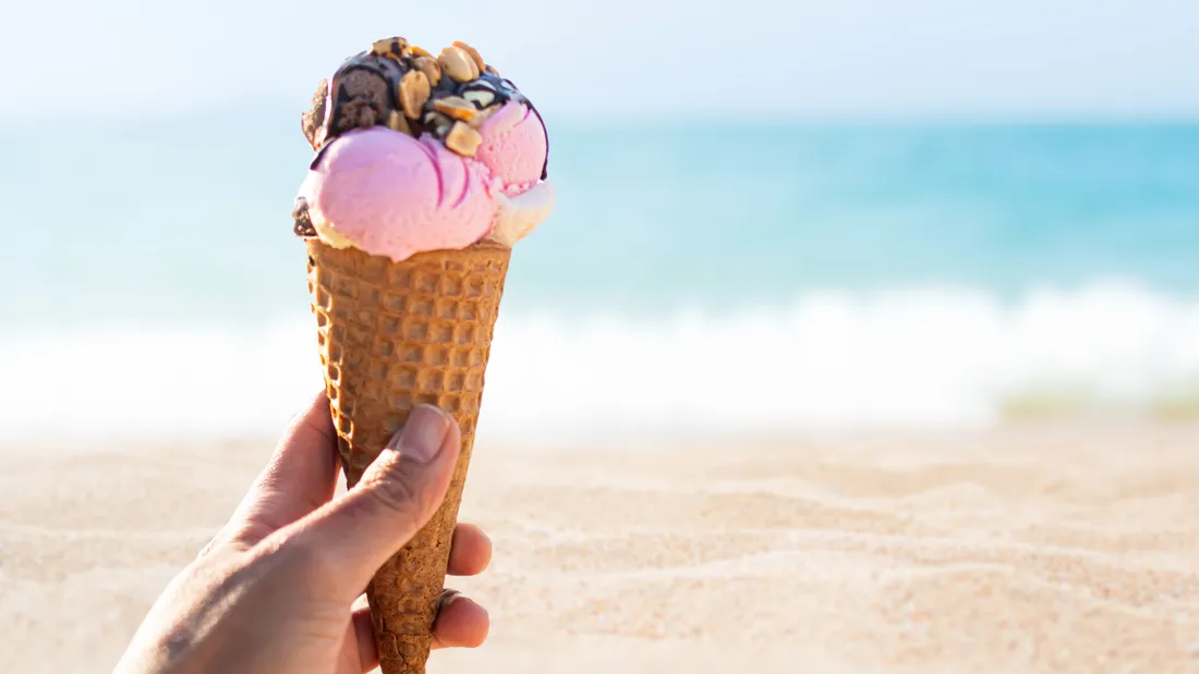 La chaleur booste les ventes de glaces sur le remblai des Sables-d’Olonne, en Vendée