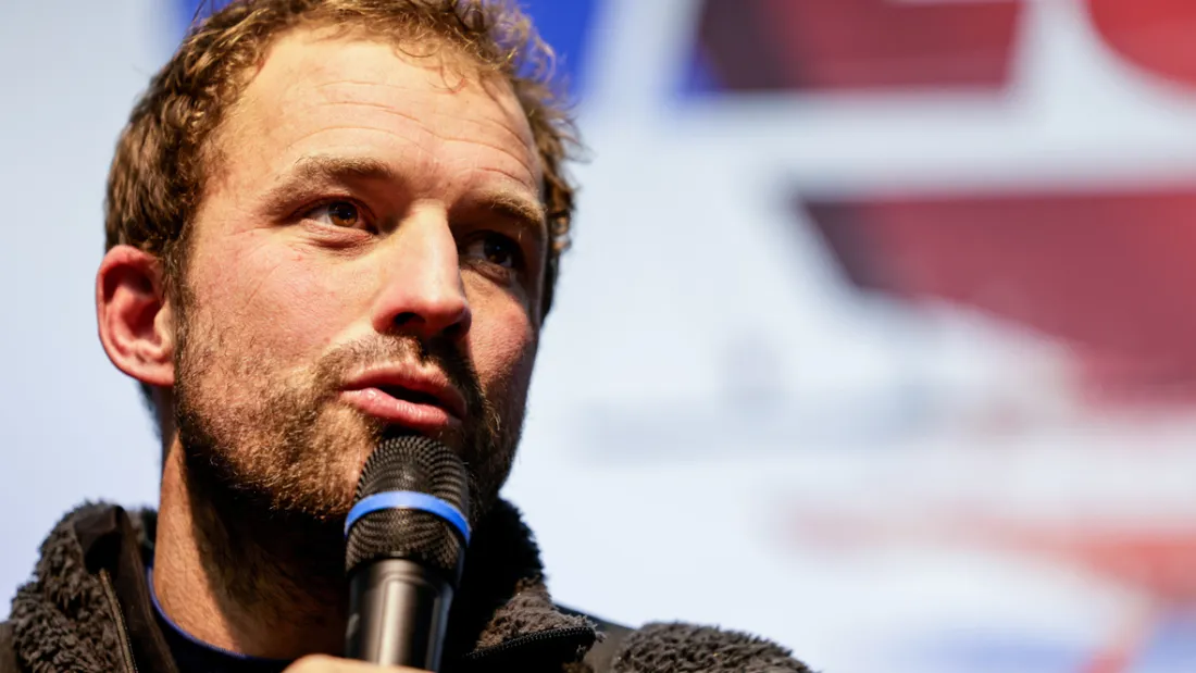 Sam Goodchild est photographié lors de sa conférence de presse  du Vendée Globe