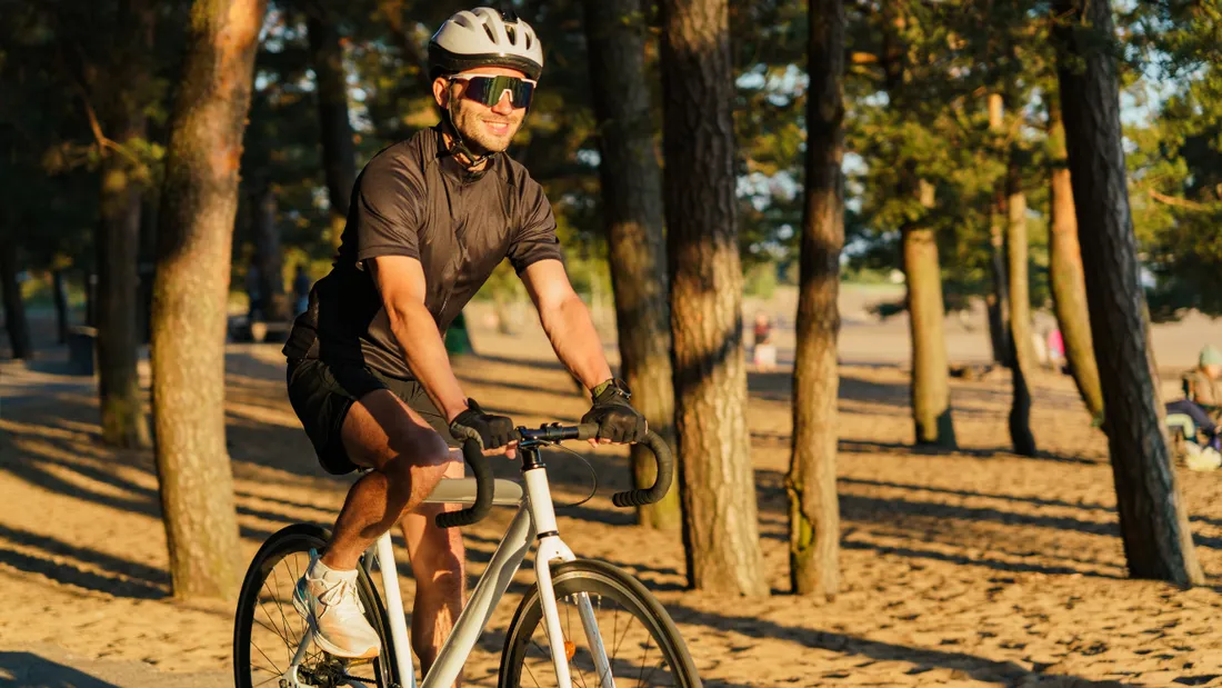 Un cycliste parcourt un sentier forestier 