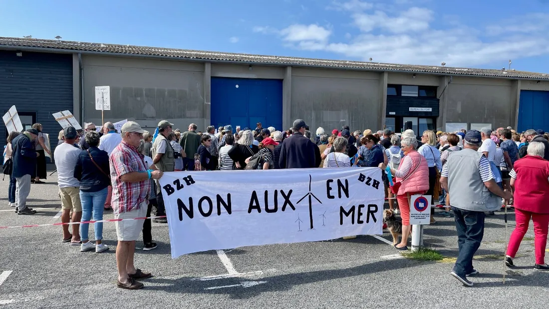 Ce jeudi 21 août, 200 personnes ont manifesté sur le vieux port de Roscoff. 