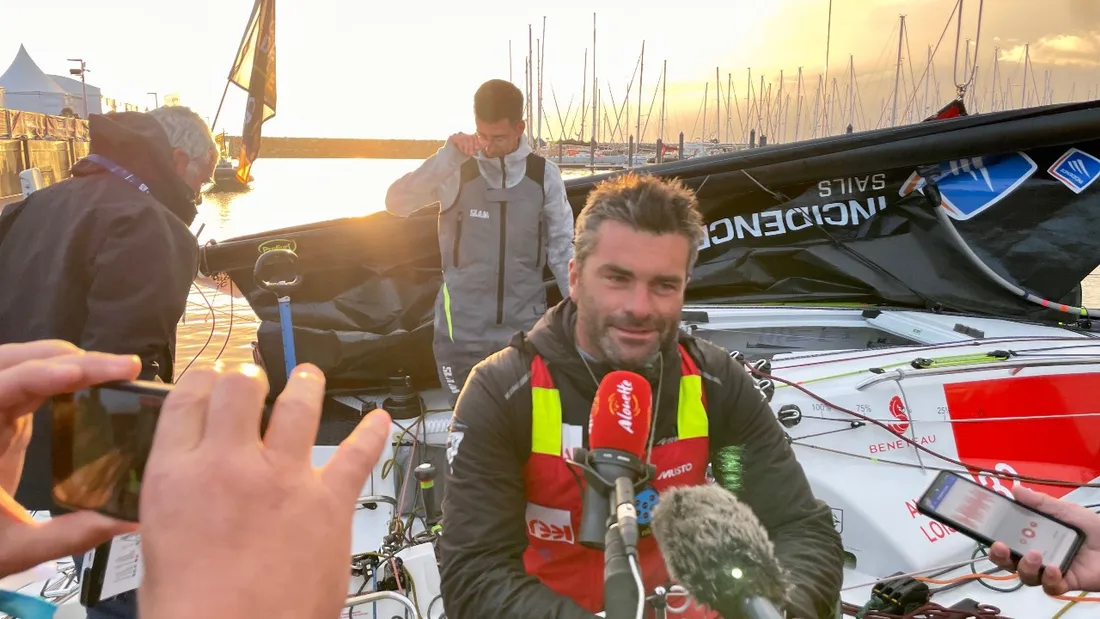 "Je suis épuisé", a réagi le marin de 41 ans au micro d'Alouette. 
