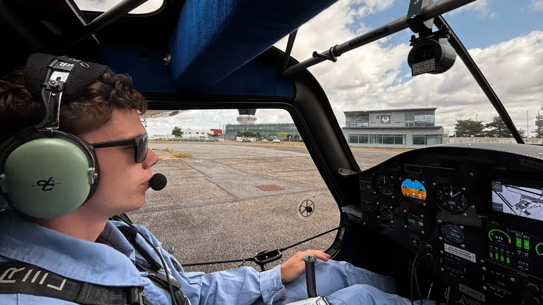 Iestyn Harvey, 21 ans, président de l’elktro tour et pilote d’un de ces avions.
