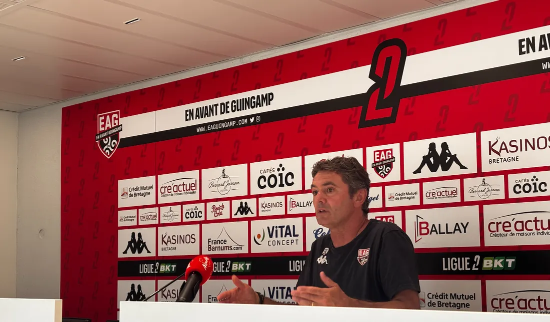 Le coach de l'En Avant Guingamp, Sylvain Ripoll, lors de la conférence de presse d'avant match.