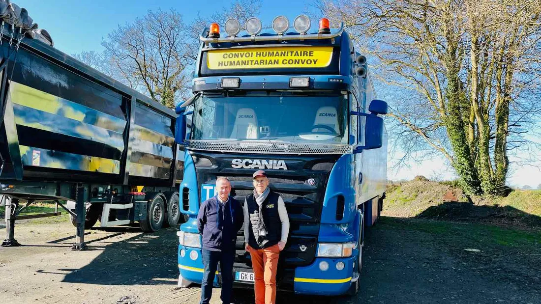 Gérard Le Duff et Christian Abaziou devant un camion acheminant l'aide humanitaire en Ukraine. 