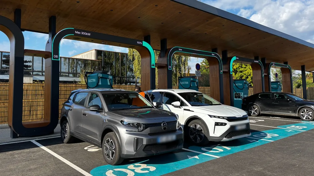 La station comporte 8 bornes pour charger son véhicule de manière "ultra-rapide". 