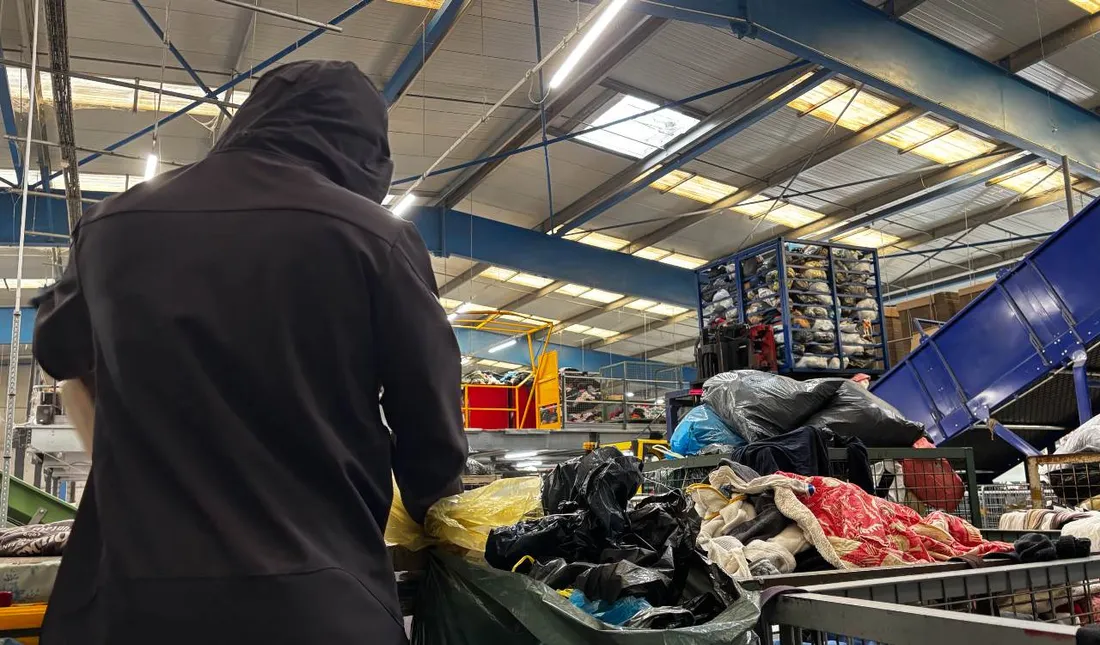 Tous les vêtements sont triés à la main. 