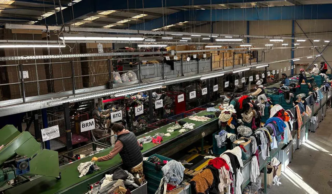 Tous les jours, plus de 30 tonnes de vêtements sont triés à Acigné.  