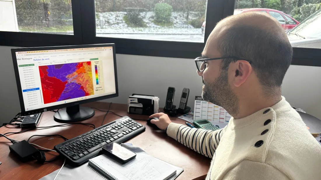 Jérôme Dréano, météorologue pour Météo Bretagne, prévoit des vents à plus de 140km/h en Bretagne.