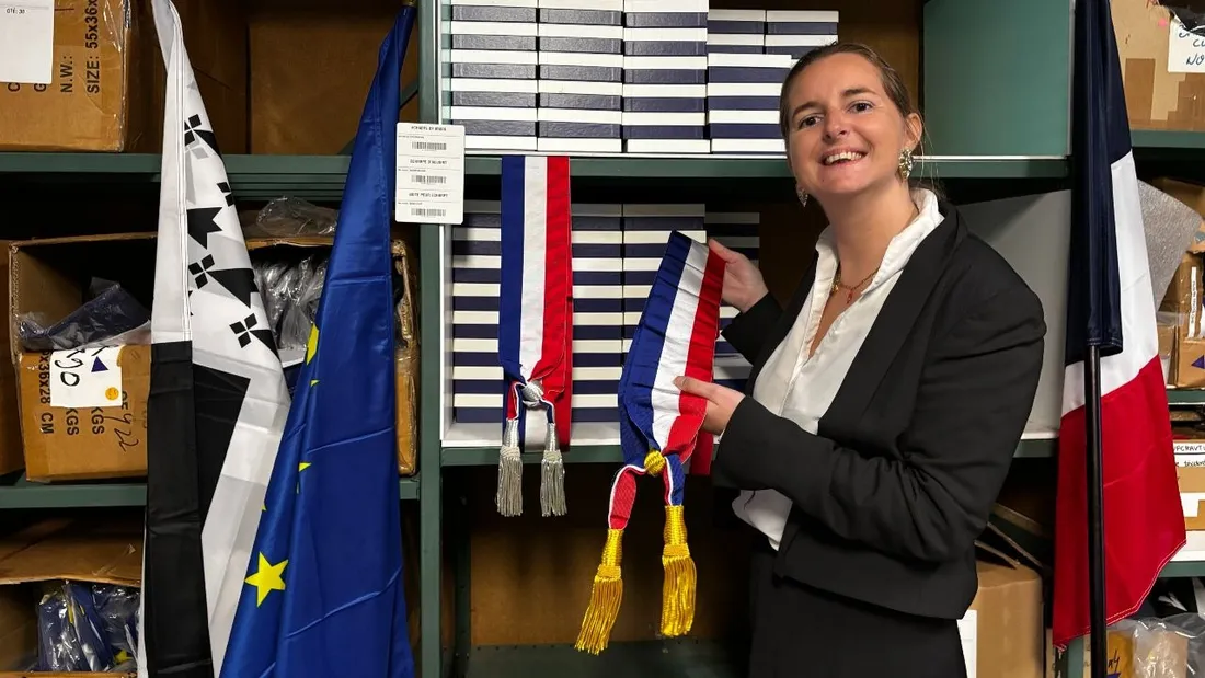 Diane de Lambert, directrice de l'Atelier Le Mée, pose avec une écharpe tricolore de maire. 
