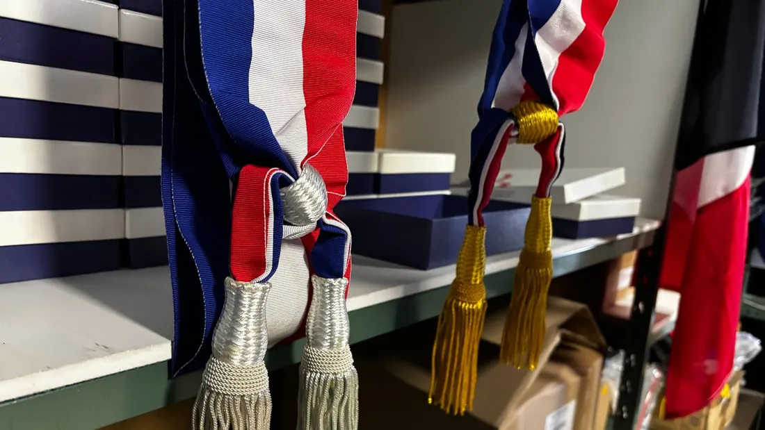 Pour une écharpe d'élu, il faut compter 55€ hors taxes. 